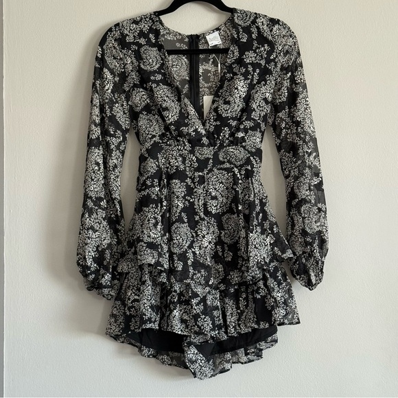 NWT Black and White Printed Floral Long Sleeve Ruffle Romper - Picture 6 of 12
